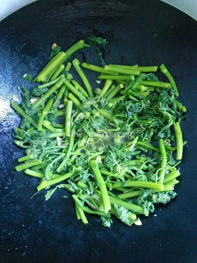 倒入南瓜苗，翻遍均匀后即可