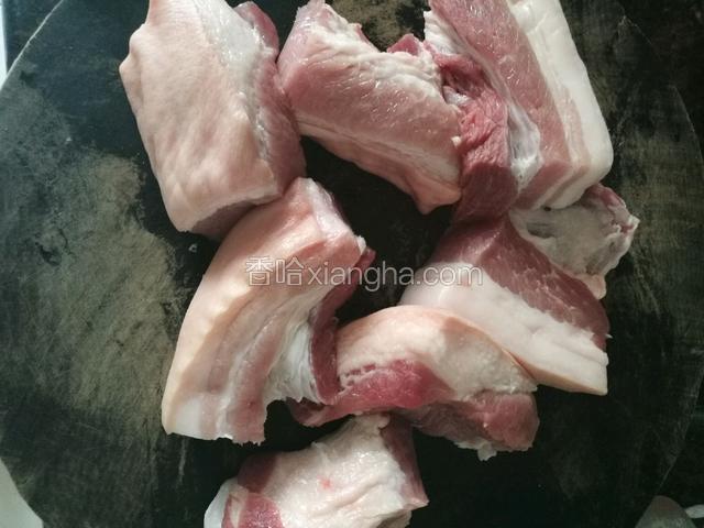 肉洗净切成大块，一定要连带皮哦