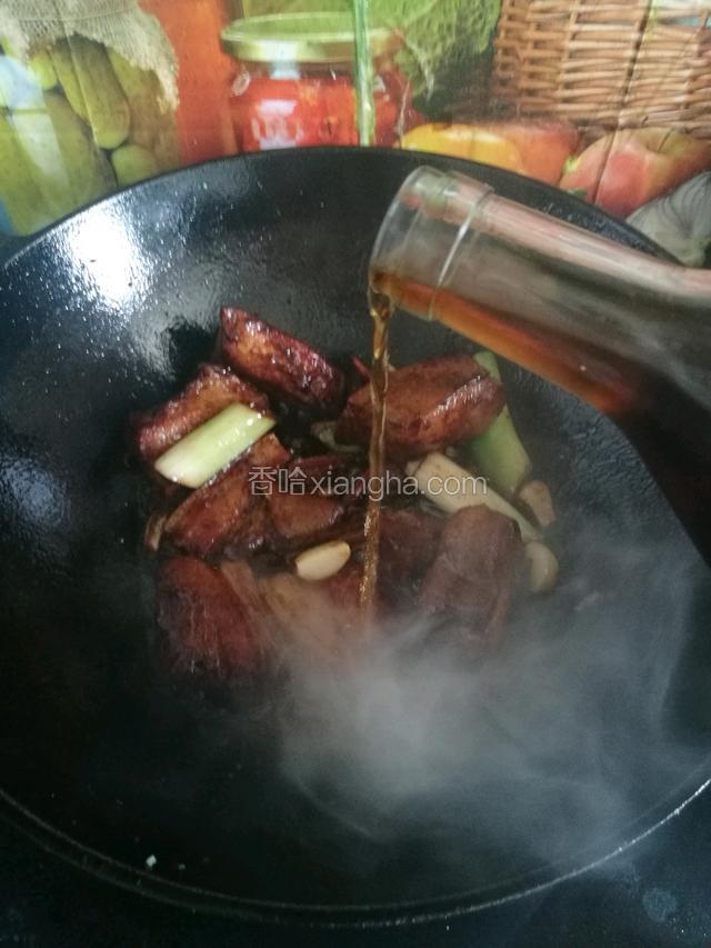 炒出香味后再次把肉加入锅里，加料酒