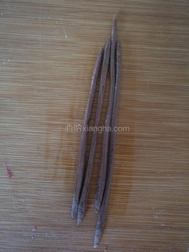 再把巧克力小条刷点水粘在桃子上做树枝。