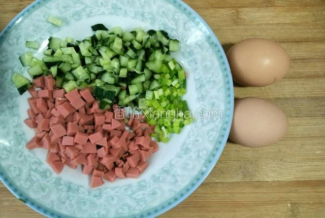 黄瓜，火腿肠切丁，葱切碎，准备2个鸡蛋
