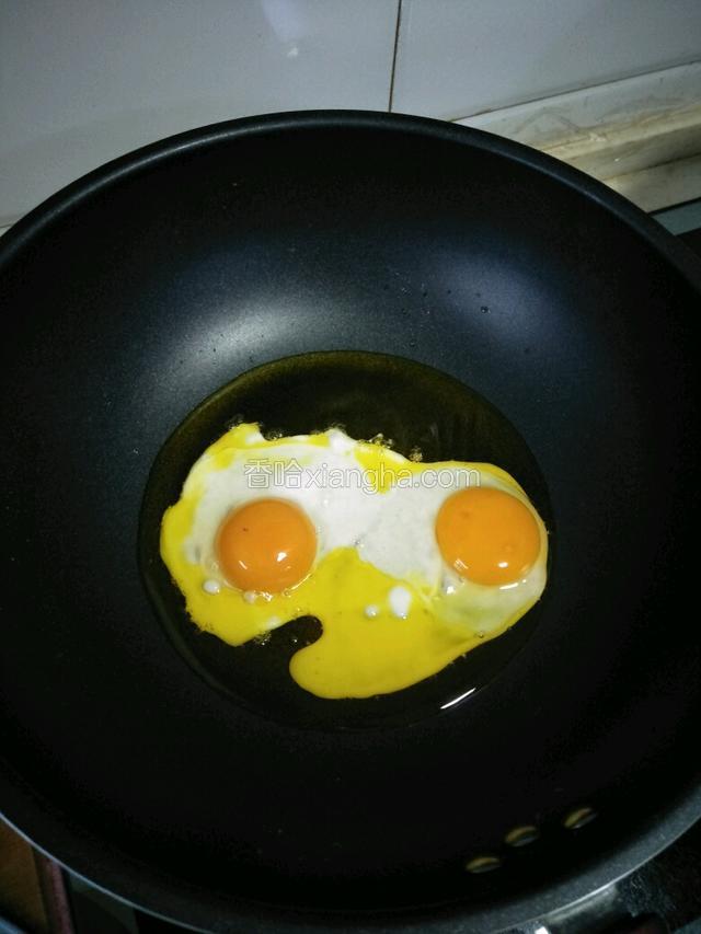 鸡蛋磕入锅中，用铲子快速炒散