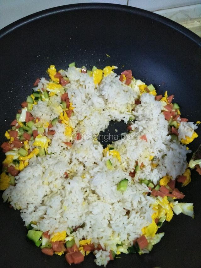 放入米饭翻炒