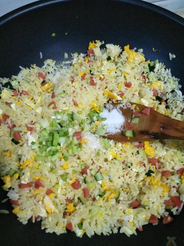 加盐，鸡精，葱花翻炒均匀