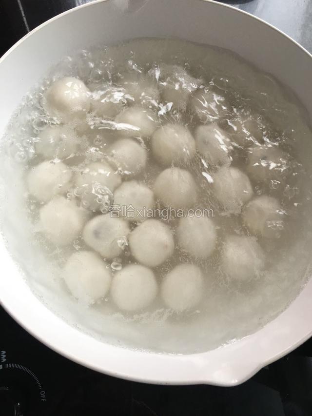 锅烧水，水开后放入汤圆