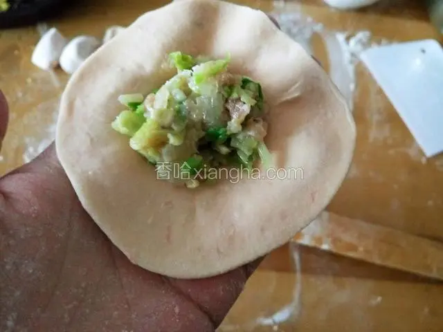 中间放入饺子馅 水分少的馅就行 没什么特别要求 