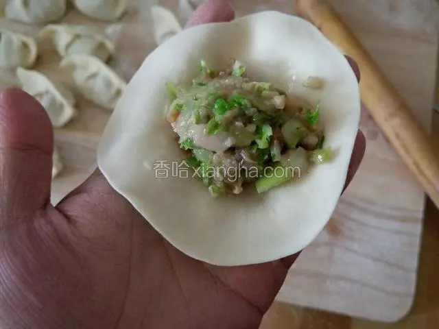 放入适量饺子馅在中间