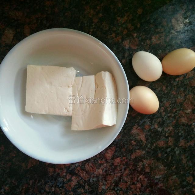 准备好食材（我家鸡蛋较小，所以用了三个）