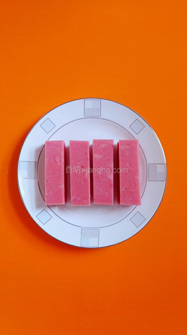 把火腿肠切成大小薄厚一样的小细条。
