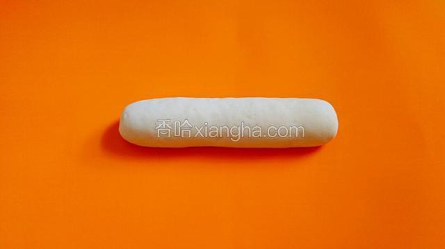 把面揉成长条。