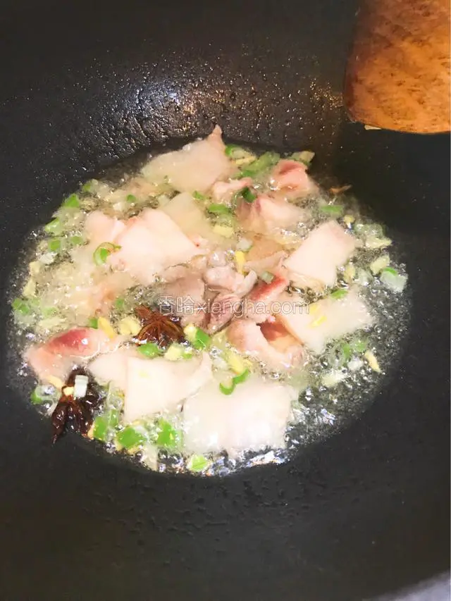 加入五花肉煸炒