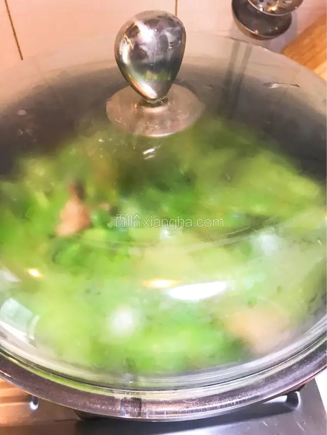 转中火盖好锅盖至汤汁剩下小半