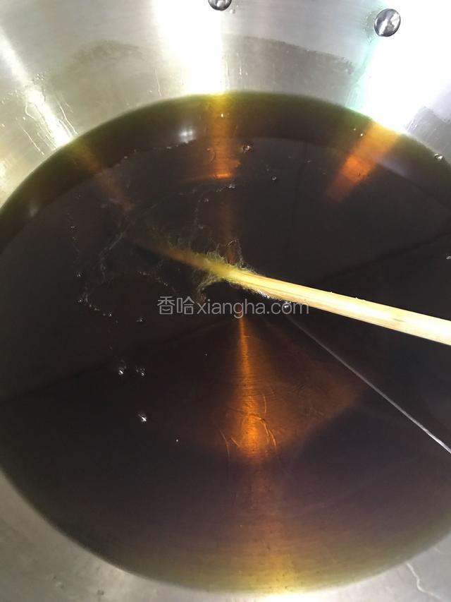 锅内放入适量油，油温达到放入7成热左右（可以用筷子放入有细密的小泡即可：如下图）