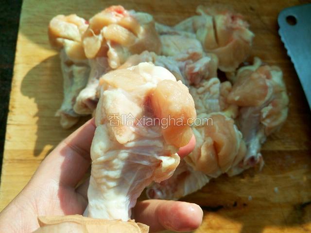 首先处理鸡翅根 洗净泡出血水 在肉厚的部位切花刀 方便入味也容易熟
