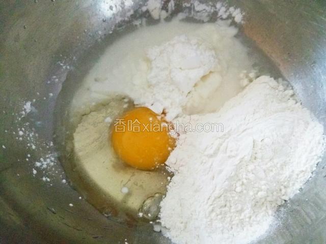 鸡翅腌好后 再调个炸糊 一个鸡蛋 加两大勺淀粉 和适量面粉 具体的浓稠度都用面粉找 炸鸡糊不要太稀 