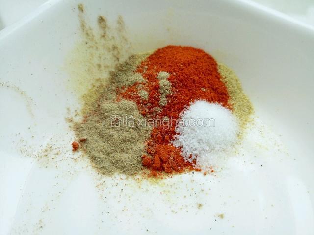 最后再准备点蘸料 用少许盐 黑白胡椒粉和辣椒粉 搅拌均匀后就做成了辣料 和大顺她姥吃这个辣的