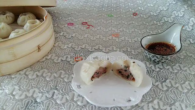 肉馅儿搅拌好了，里面就是一个肉丸子，配上蘸汁，看得见的好吃。