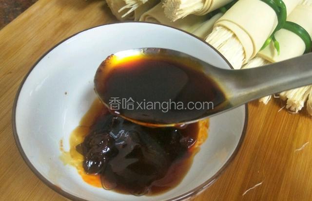 把郫县豆瓣酱 蚝油 酱油 辣味火锅底料和水混合一起搅拌均匀