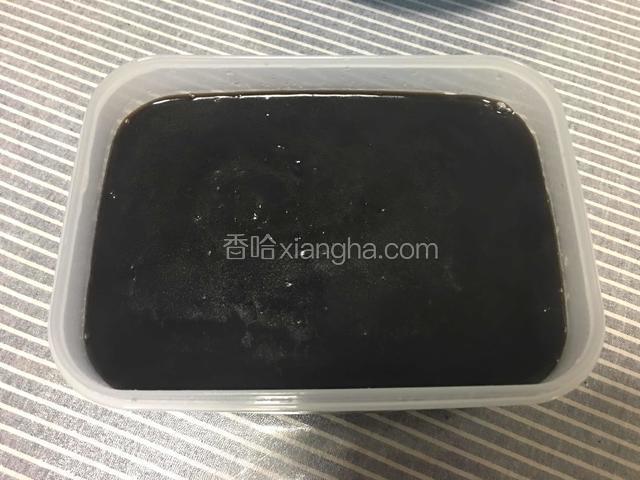 煮好后倒入到干净的盆里放凉即可