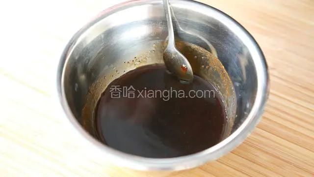 把油、生抽、蜂蜜、蚝油混合一起，搅拌均匀，放在一边备用