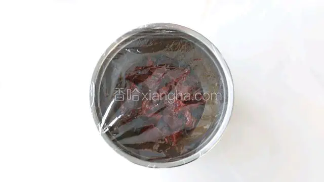 盖上保鲜膜，放进冰箱冷藏腌制2个小时以上