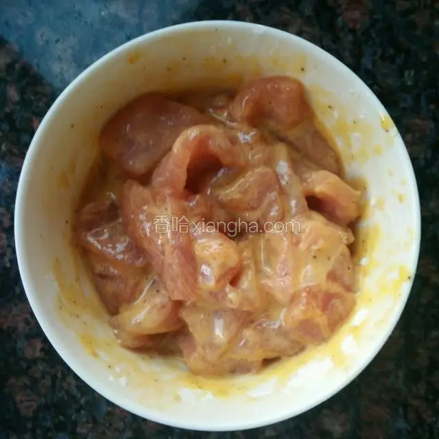 慢慢的添加淀粉调至肉块都裹上淀粉糊