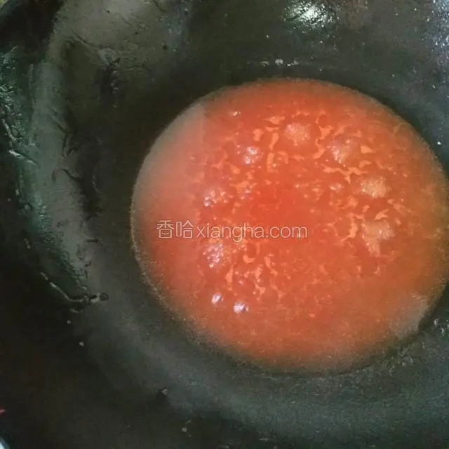 酱汁：番茄酱里倒入适量水小火化开