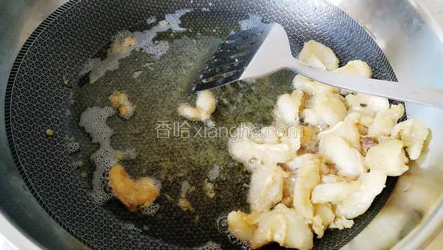 45分钟后～熬到板油体积变小，表面微微发黄就好了。