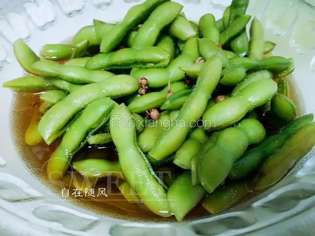 將煮好的毛豆带少许汤盛出  稍凉后倒入半袋料酒 放入冰箱冷藏至少一小时