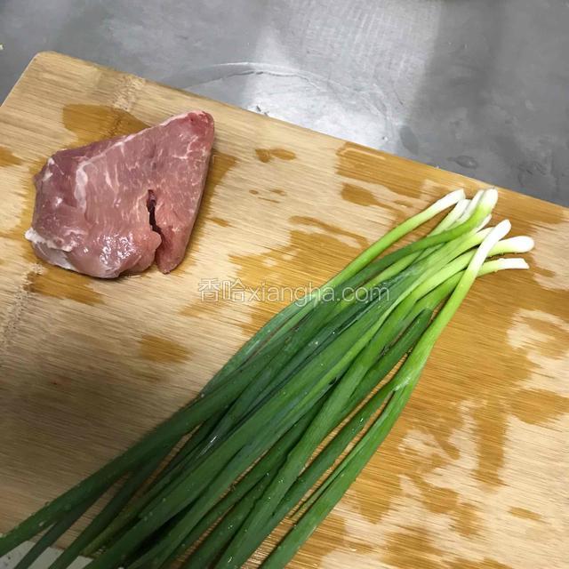 葱和肉洗干净备用