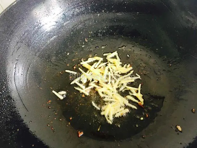 锅中留底油下姜丝爆香。