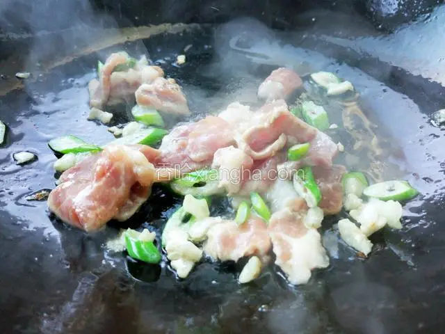 再放入猪肉片翻炒几下