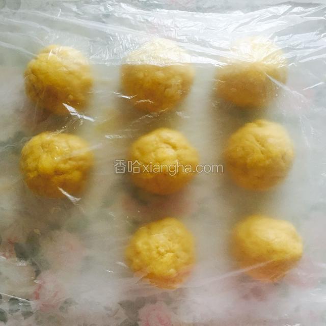 发酵好的面团，分成均匀的小块，我分的差不多70g一个团，用保鲜膜盖好松弛15分钟。