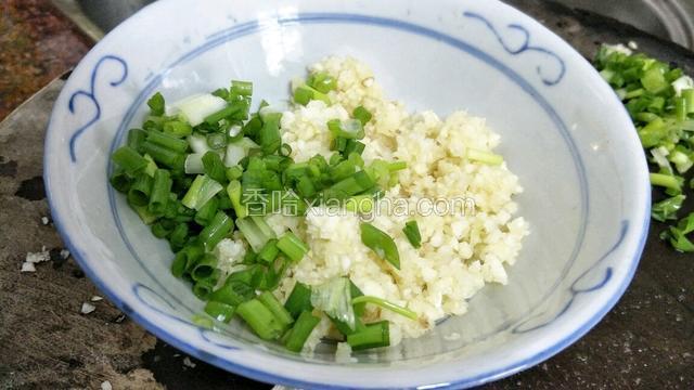 煮五花肉的时间就来调蒜泥汁，把蒜 姜剁成细末，越细越入味，葱也切末，三种材料混合一起备用