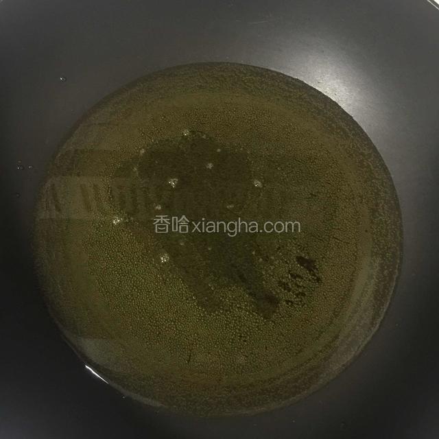 热锅倒适量食物油，烧七成热左右放入团好的肉丸用小火慢炸（油温有点高，没有拍炸丸子的照片）