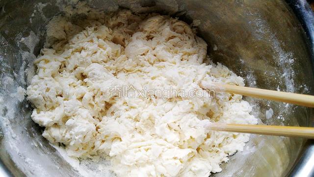 面粉加适量清水用筷子搅成絮状。