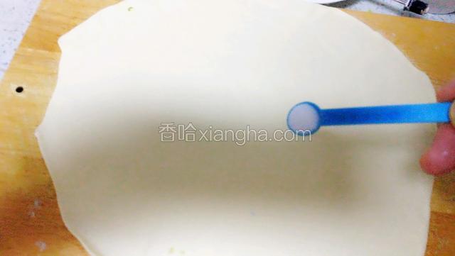 面片上撒上盐，用手抹匀。