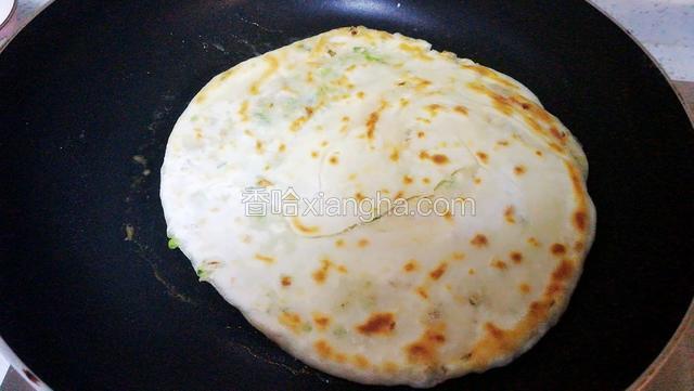 一面煎黄再煎另一面。两面都煎黄，香香的油渣葱饼就出锅了！