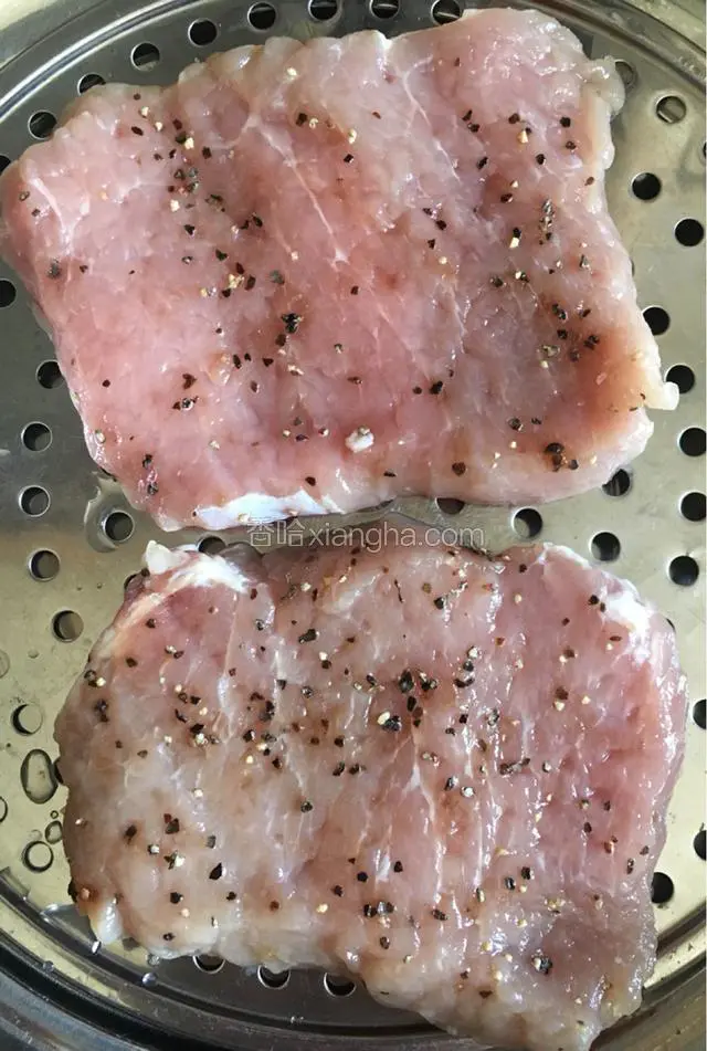 将猪肉切成1.5厘米厚的片（用肉锤敲打几下）整理好，撒上适量的盐和黑胡椒碎腌制1小时。