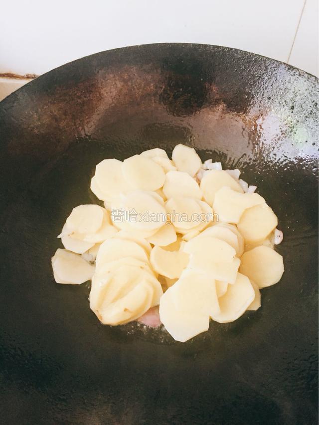 倒入土豆片翻炒