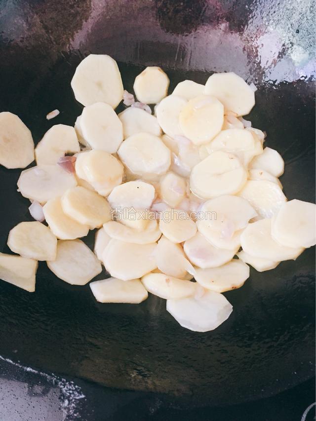 把土豆片摊开一点