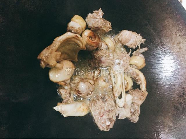 炒到鸭肉熬出油来，表皮微黄