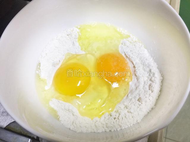 面粉加鸡蛋放在容器里，加一点点就一点点食用油加净水（以稠汁状打为宜）打散搅拌