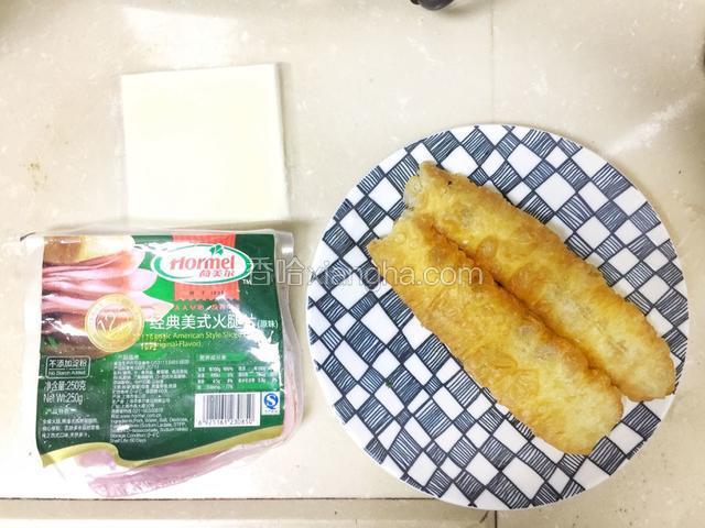 准备好的火腿片备用
