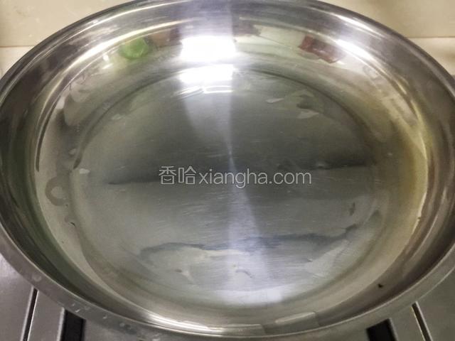 热锅七分热，调小火，加一小撮食用油将锅涂均匀