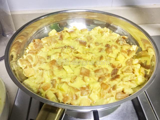 倒入锅，铺平