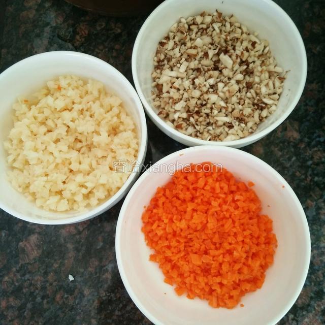所有食材都切小丁（这其实是还没做饺子之前的材料）