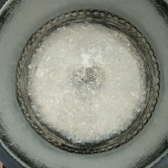 大米淘洗干净，加入比平时煮饭要多两到三倍的水（看自己煮多少而定）