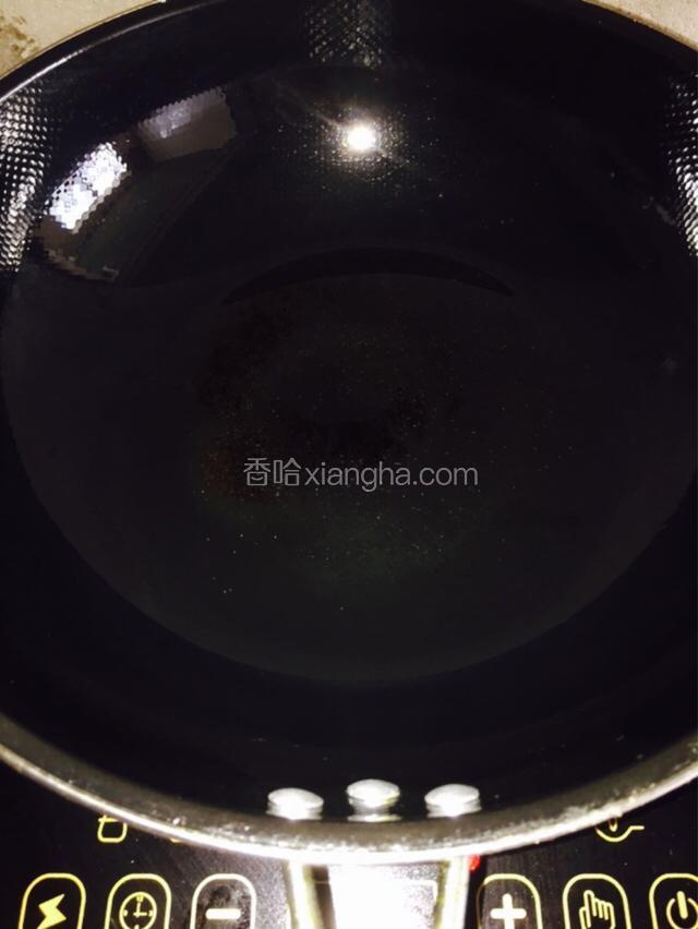 加入适量的油，油开之后调制小火就可以！我用电磁炉调500温度！