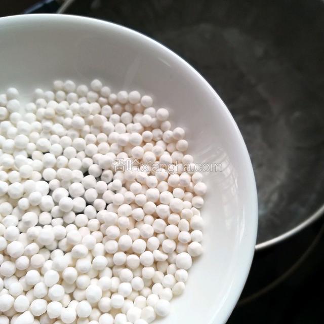 水开下西米，边煮边搅拌，煮至透明即可，大约20-30分钟左右